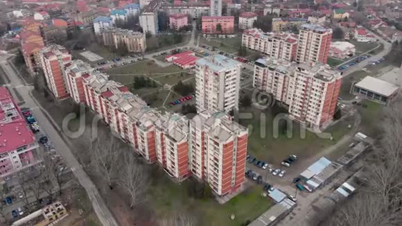空中无人机视频飞越城镇建筑4UHDK视频的预览图
