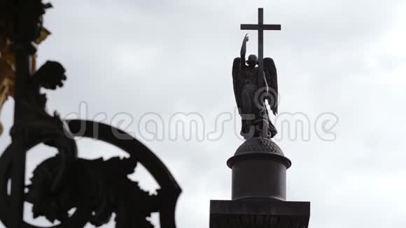 罗斯西亚彼得斯伯格天使的雕塑在宫殿广场的亚历山大柱上画十字视频的预览图