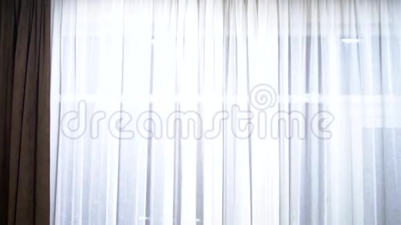 客厅或卧室的窗帘内部棕色窗帘和白色薄纱视频的预览图