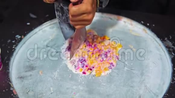 用天然原料制作冰淇淋露天制作冰淇淋亚洲街头食品视频的预览图