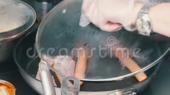 咖啡馆里的厨房在锅里做一顿英式早餐油炸培根和香肠视频的预览图