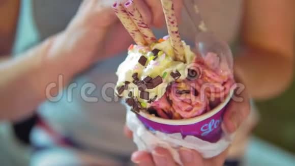 冰淇淋和巧克力面包屑和水果视频的预览图