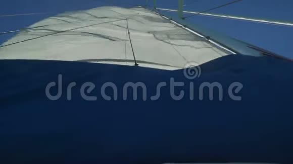 在澳大利亚乘坐莫诺赫尔游艇航行视频的预览图