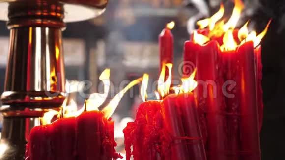 台湾台北龙山寺的宗教红烛火在风中飞舞视频的预览图