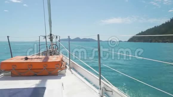 船航行到澳大利亚的whitsundays群岛正面景色视频的预览图