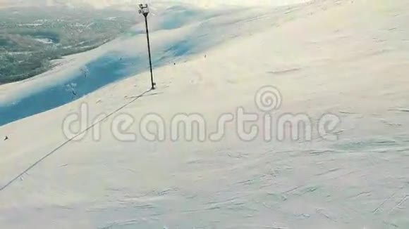 为滑雪者飞行视频的预览图