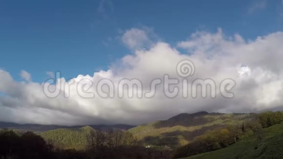 全景观山中秋林在蓝天白云的背景下视频的预览图