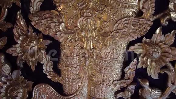 泰国传统佛寺木门雕刻勇士视频的预览图