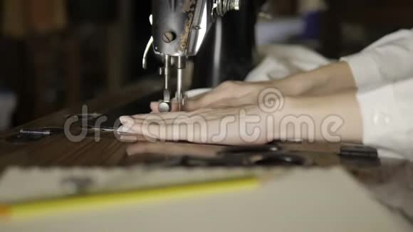 女人用缝纫机缝制布视频的预览图