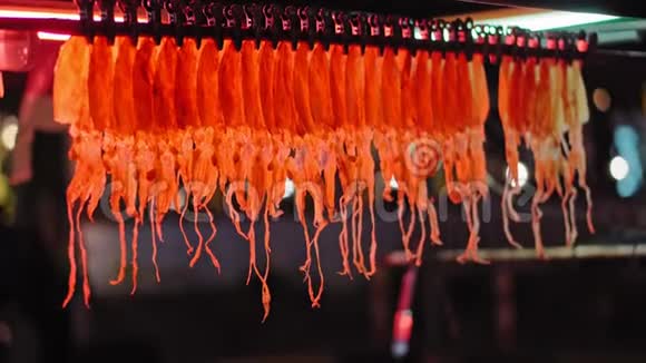 传统的亚洲街头美食一个夜市店里挂着鱿鱼视频的预览图