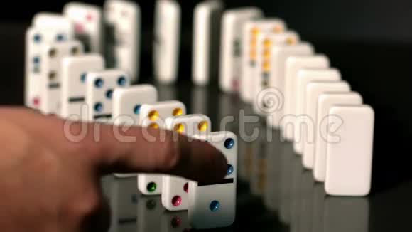 手指推着五颜六色的多米诺骨牌视频的预览图