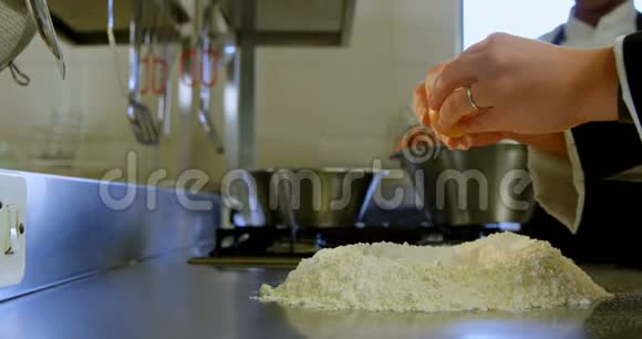 厨房4k面粉煮鸡蛋视频的预览图