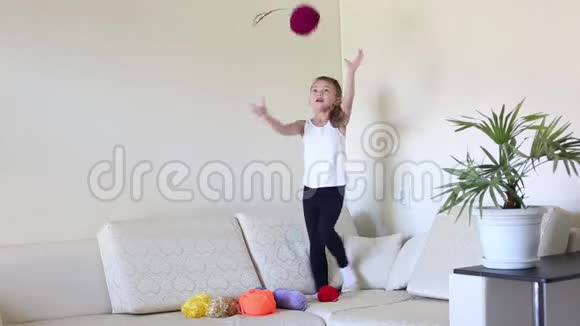 孩子玩线轴球视频的预览图