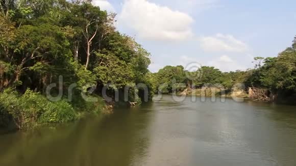 从一艘船前面的亚马逊河视频的预览图