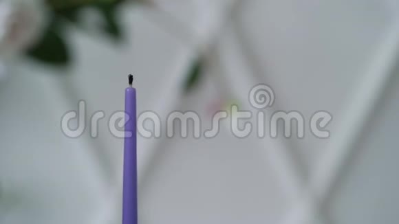 女人点燃紫罗兰蜡烛视频的预览图