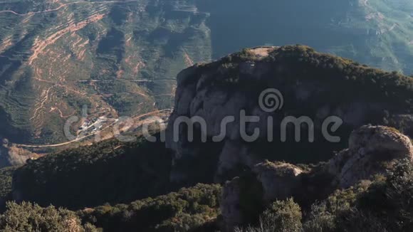 西班牙加泰罗尼亚著名的蒙特塞拉特山全景视频的预览图