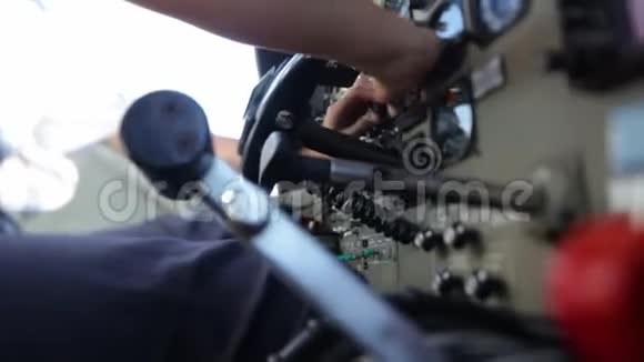 飞机杠杆和飞行员导航视频的预览图