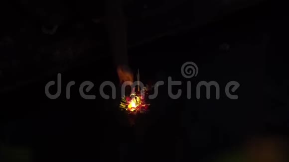 在LoyKrathong节期间在河水中从鲜花和蜡烛中推出船视频的预览图