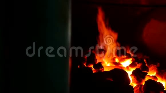 烧火的铁匠铺炉里的炽热金属零件金属的加热凝固视频的预览图
