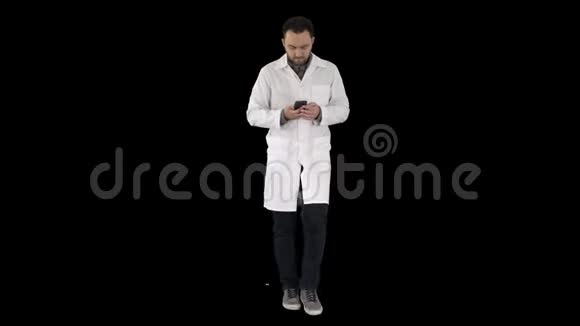 男医生在阿尔法频道边走边说话视频的预览图