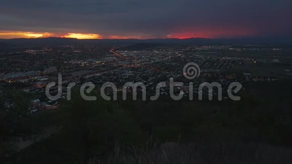 澳大利亚昆士兰州Townsville夜间令人惊叹的日落视频的预览图