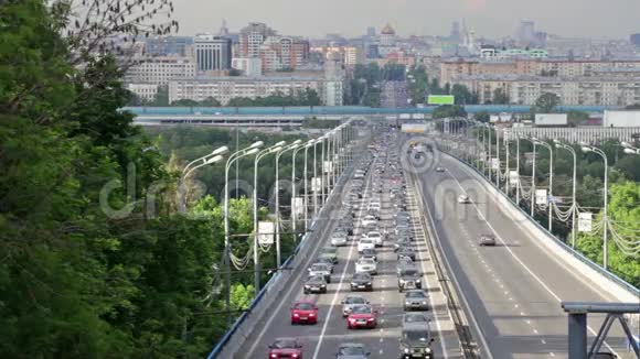 许多汽车在城市公路上行驶视频的预览图