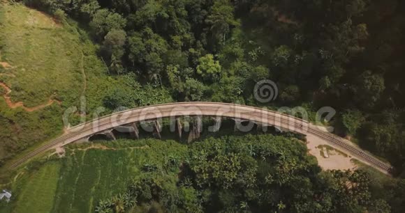 无人机锁定顶部的人走过九拱桥埃拉在斯里兰卡著名的旅游目的地地标视频的预览图