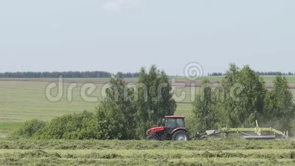 全新拖拉机在现场工作拖拉机收获场拖拉机栽培场视频的预览图