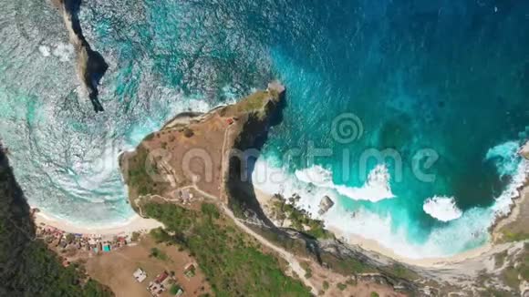 纳萨佩尼达岛上有岩石海洋和海滩的天堂景观空中无人机视野视频的预览图