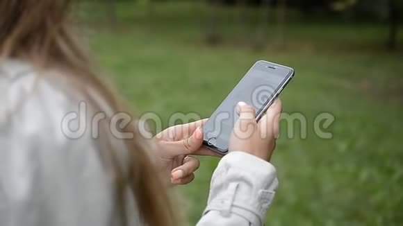 女士手触摸电话滚动信息输入短信手指视频的预览图