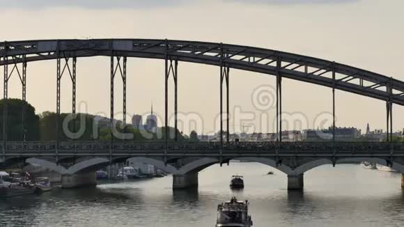 巴黎的时光流逝在塞纳河之上视频的预览图