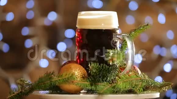 啤酒在玻璃上旋转背景与明亮的灯光圣诞节黑啤酒演示视频的预览图