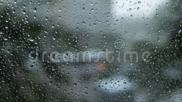 模糊的交通视野通过覆盖在雨中的汽车挡风玻璃作为背景视频的预览图