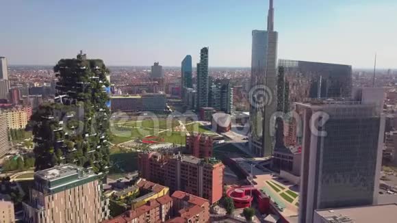 意大利米兰2018年9月26日米兰城市天际线鸟瞰飞向金融区摩天大楼视频的预览图