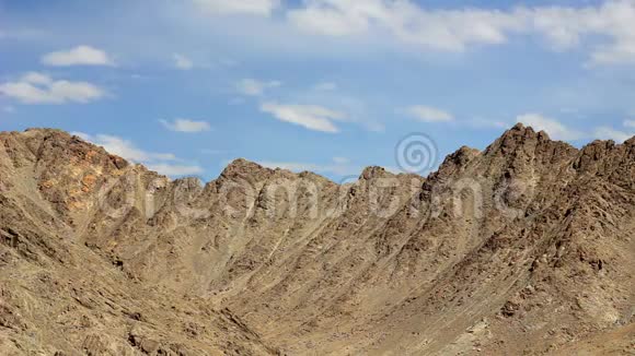 在沙漠山脉上空的蓝天视频的预览图