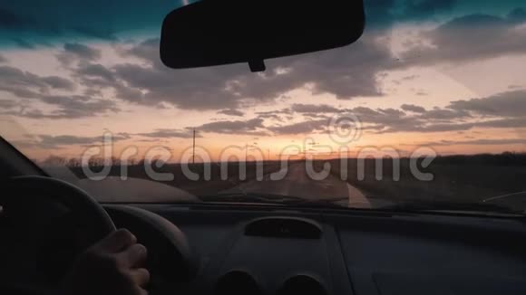 日落时分在车里的旅程视频的预览图
