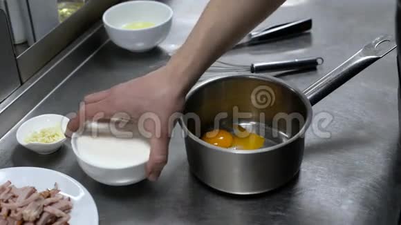 厨师把奶油倒进锅里视频的预览图