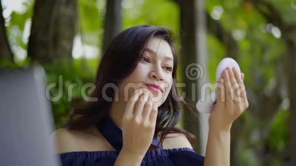 女人用粉扑化妆视频的预览图