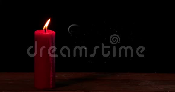 桌上的蜡烛燃烧着圣诞快乐的文字视频的预览图
