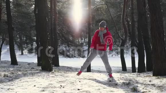 冬季寒冷的森林里妇女在慢跑前热身视频的预览图