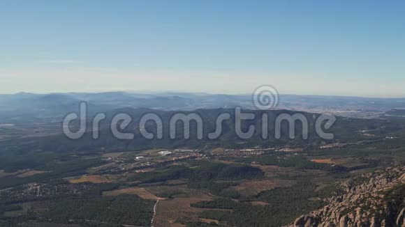 西班牙加泰罗尼亚著名的蒙特塞拉特山全景视频的预览图
