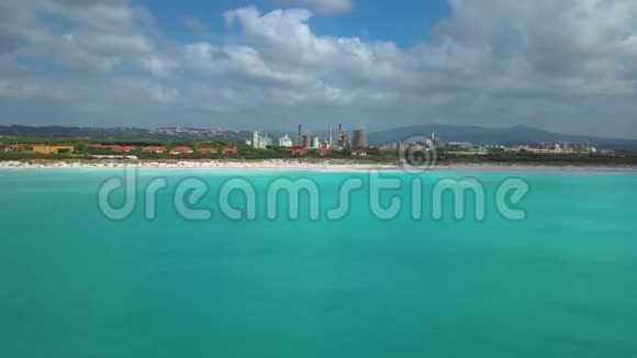 马尔代夫海滩全景在意大利与植物空中录像视频的预览图