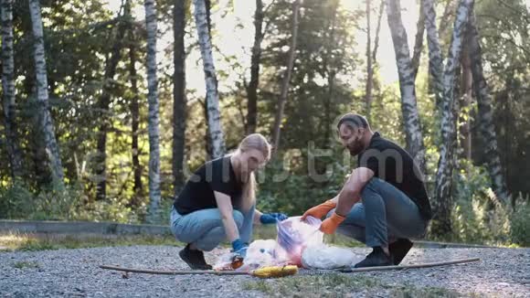 两名志愿者在离家不远的社区公园捡垃圾视频的预览图