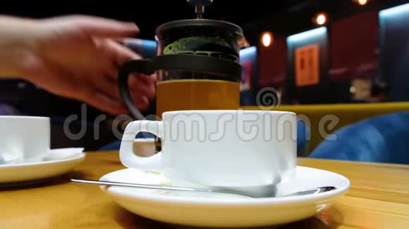 把热茶倒进白色杯子里的人凑近咖啡中的维生素柑橘茶视频的预览图
