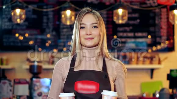 咖啡店里一个漂亮女服务员的画像视频的预览图