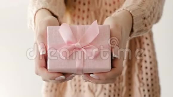 女孩送礼物粉色礼品盒女性奖励视频的预览图
