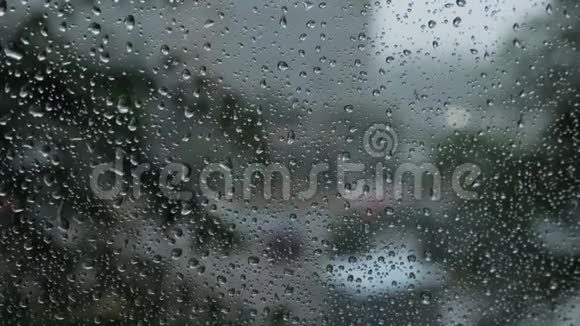 模糊的交通视野通过覆盖在雨中的汽车挡风玻璃作为背景视频的预览图