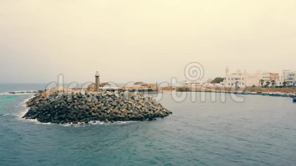岛上的小灯塔是由海岸附近的石头建造的视频的预览图
