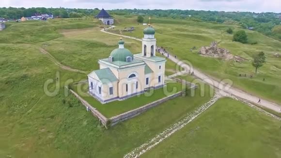 乌克兰Khotyn堡垒附近的AlexandrNevskiy教堂视频的预览图