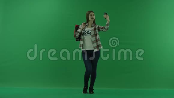 女孩女孩站在她的肩膀上并在绿色屏幕上自拍视频的预览图